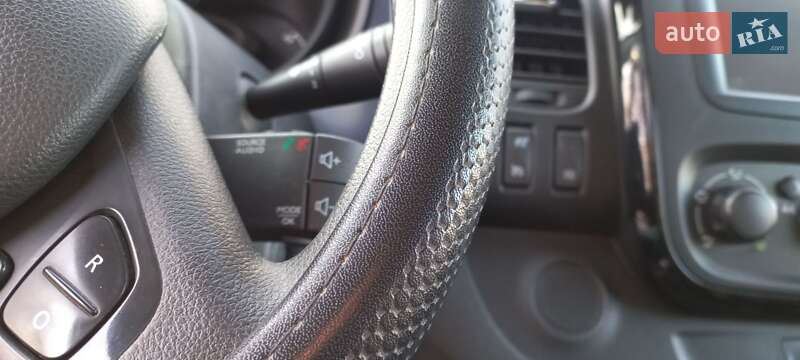 Грузовой фургон Opel Vivaro 2017 в Днепре