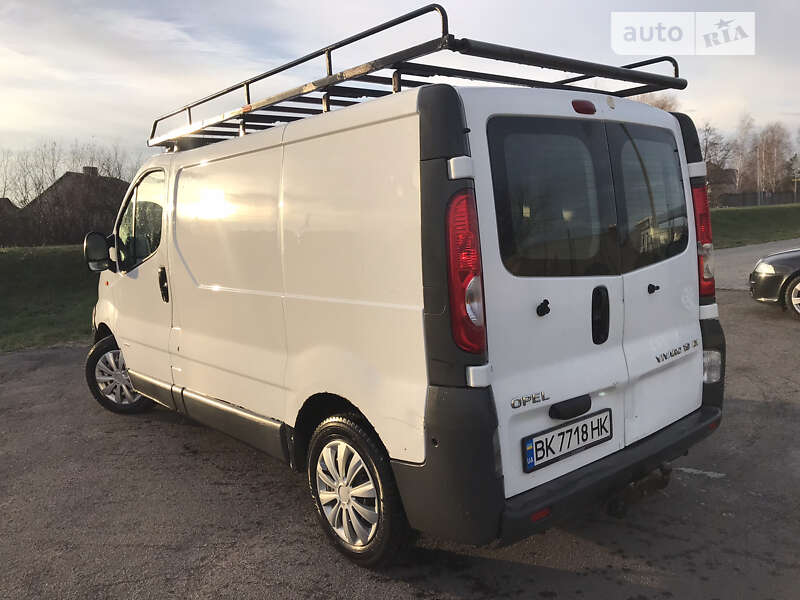 Грузовой фургон Opel Vivaro 2003 в Костополе