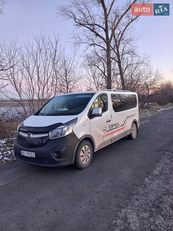 Мінівен Opel Vivaro 2016 в Благовіщенську
