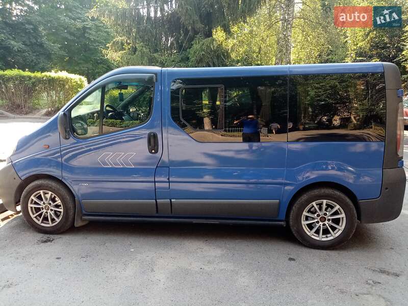 Минивэн Opel Vivaro 2004 в 