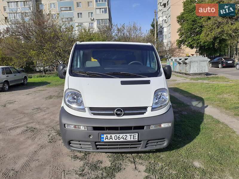 Грузовой фургон Opel Vivaro 2003 в 