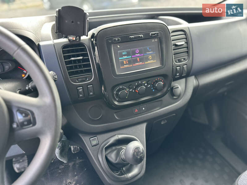 Вантажний фургон Opel Vivaro 2017 в Рівному
