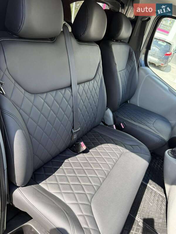 Вантажний фургон Opel Vivaro 2012 в Коломиї