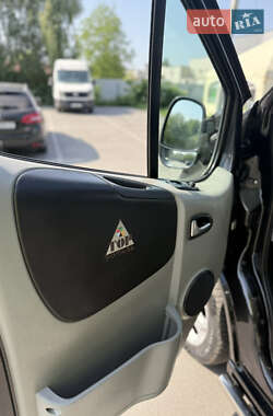 Минивэн Opel Vivaro 2012 в 