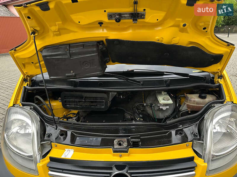 Минивэн Opel Vivaro 2004 в Черновцах