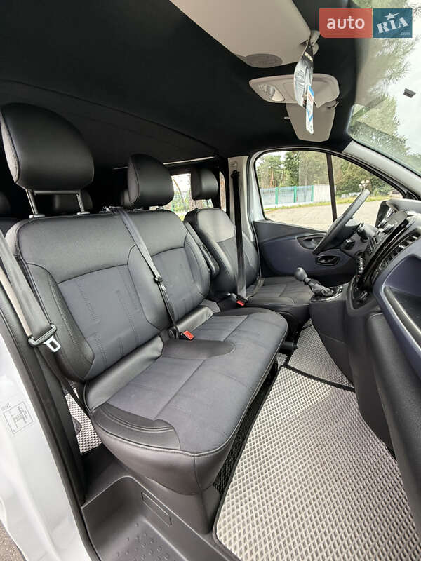 Вантажопасажирський фургон Opel Vivaro 2016 в Вараші