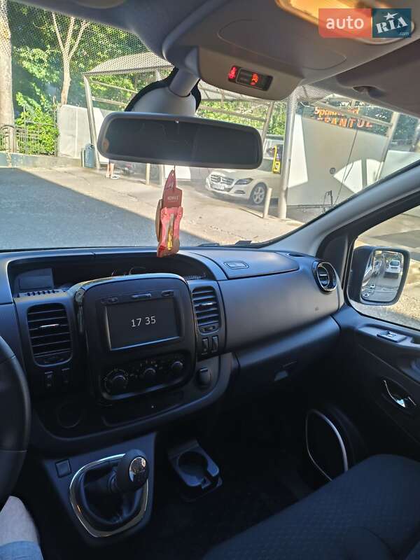 Мінівен Opel Vivaro 2017 в Чернівцях