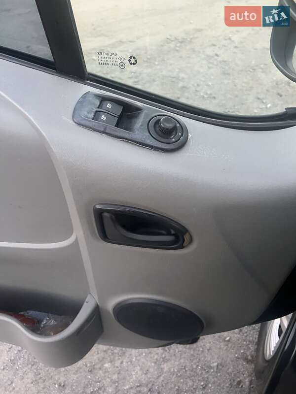 Минивэн Opel Vivaro 2005 в Ровно
