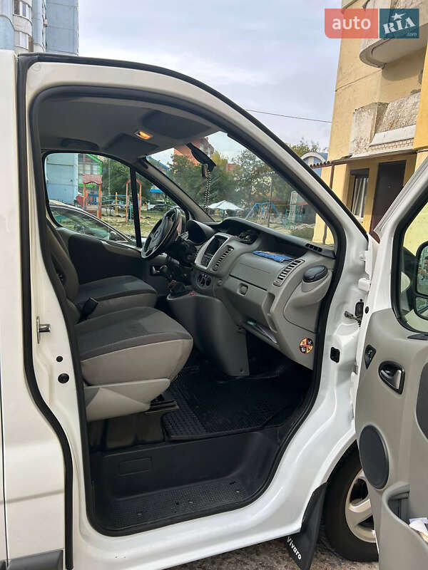 Грузопассажирский фургон Opel Vivaro 2011 в Сумах