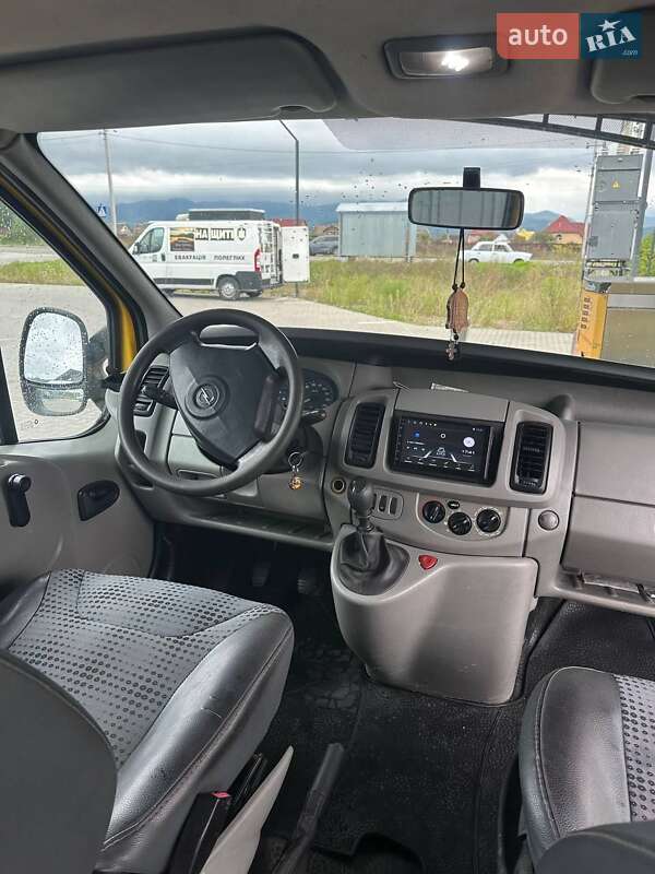 Мінівен Opel Vivaro 2004 в Буштино