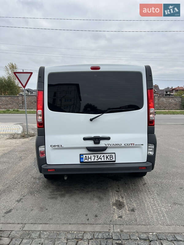 Вантажопасажирський фургон Opel Vivaro 2013 в Києві