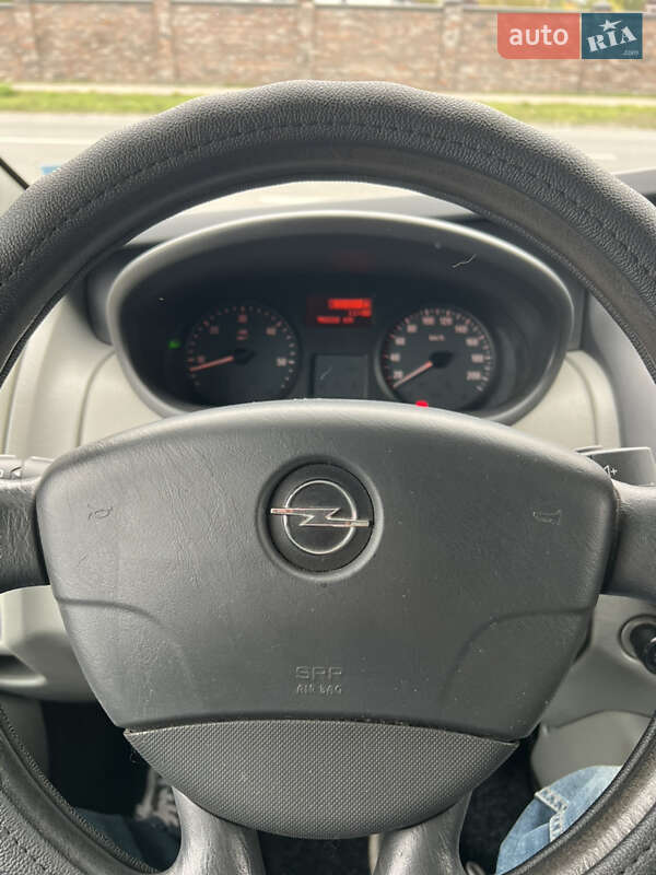 Вантажопасажирський фургон Opel Vivaro 2013 в Києві