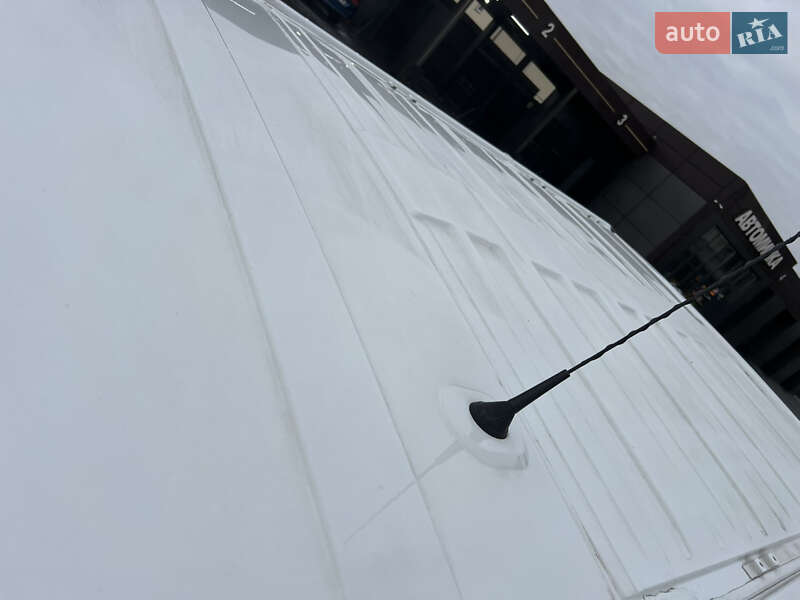 Вантажопасажирський фургон Opel Vivaro 2013 в Києві