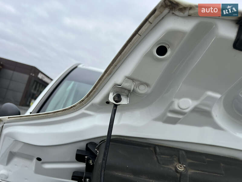 Вантажопасажирський фургон Opel Vivaro 2013 в Києві