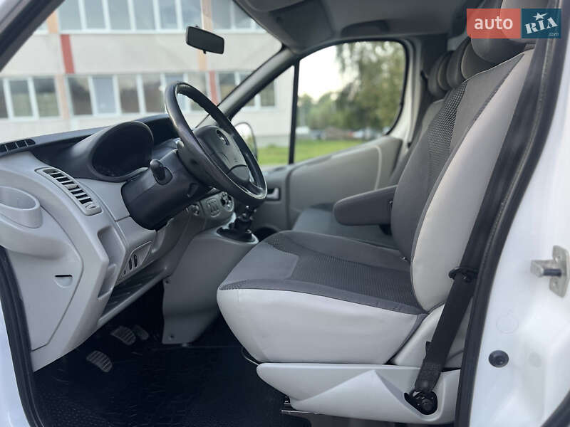 Вантажний фургон Opel Vivaro 2013 в Рівному