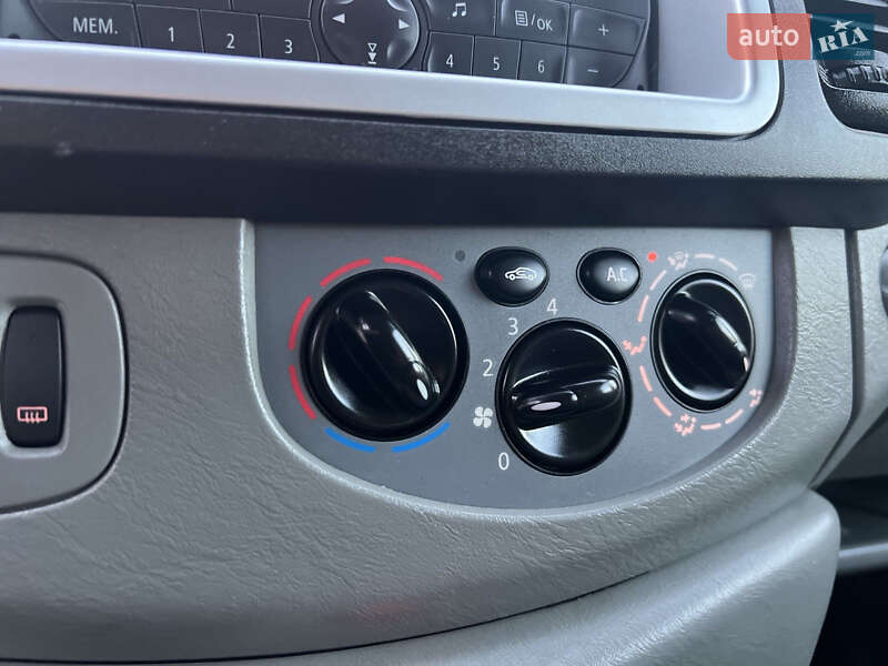 Вантажний фургон Opel Vivaro 2013 в Рівному