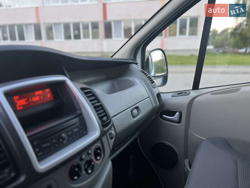 Вантажний фургон Opel Vivaro 2013 в Рівному