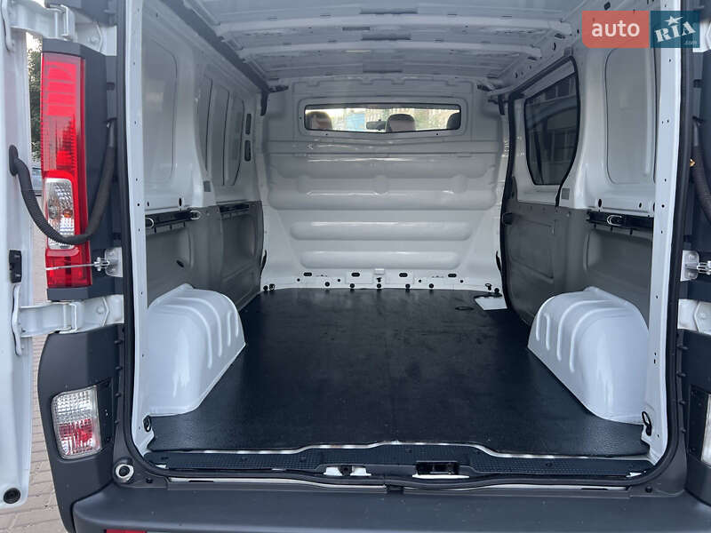 Вантажний фургон Opel Vivaro 2013 в Рівному