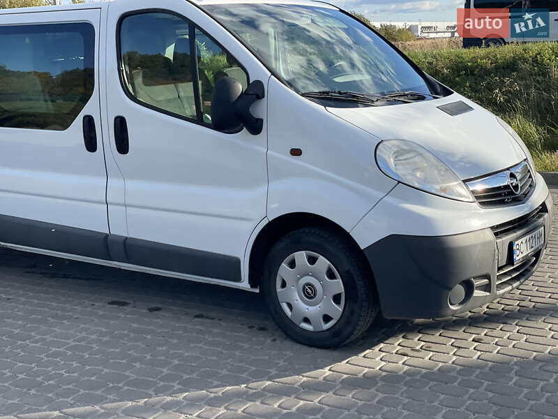 Мінівен Opel Vivaro 2012 в  фото Мінівен Opel Vivaro 2012 в