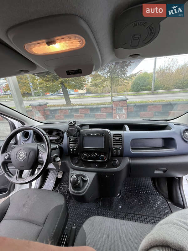 Вантажний фургон Opel Vivaro 2017 в Рівному