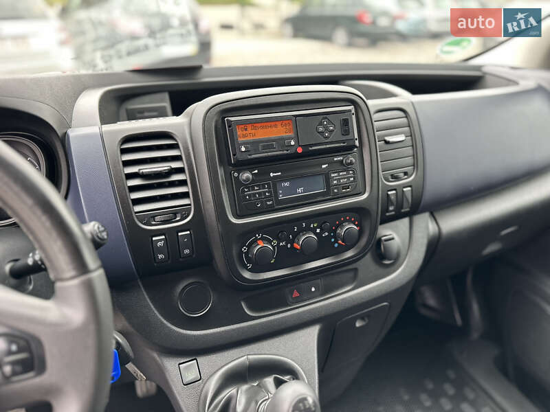 Вантажний фургон Opel Vivaro 2017 в Рівному