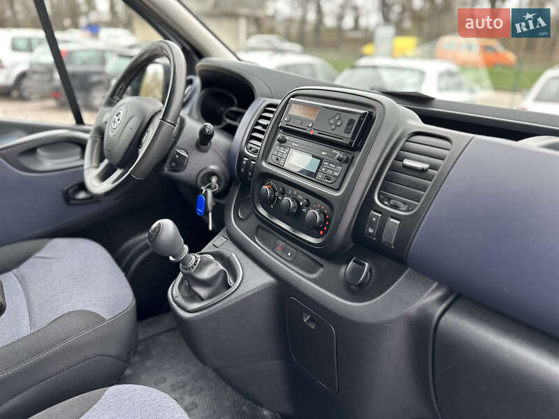 Вантажний фургон Opel Vivaro 2017 в Рівному