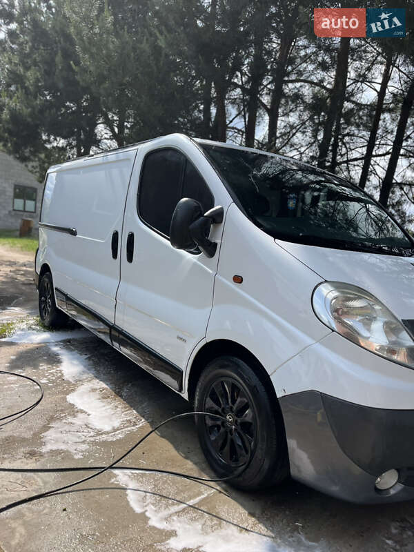 Грузовой фургон Opel Vivaro 2011 в Сарнах