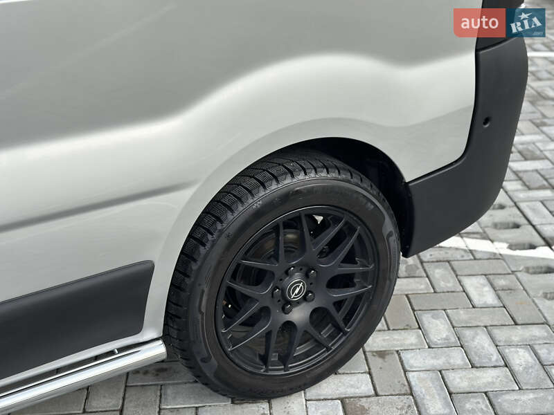 Мінівен Opel Vivaro 2013 в Чернівцях