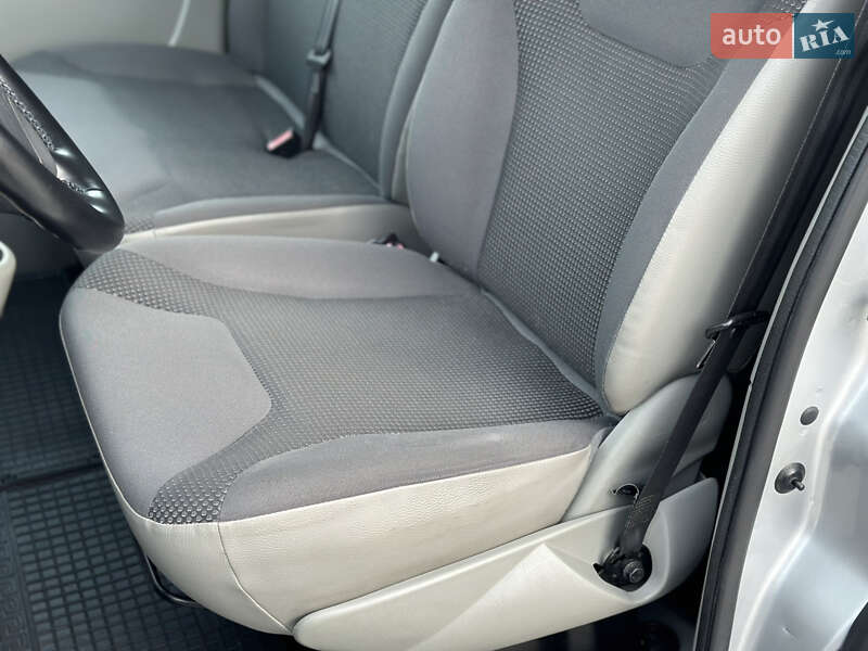 Мінівен Opel Vivaro 2013 в Чернівцях