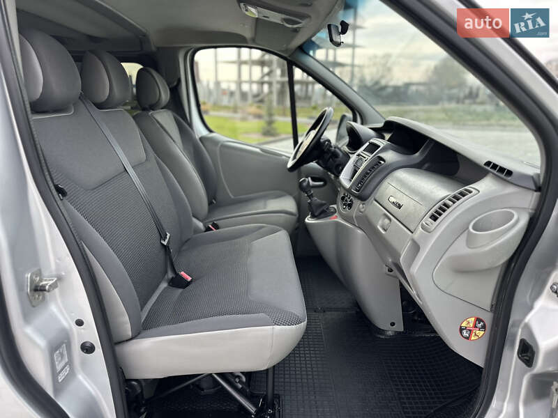 Мінівен Opel Vivaro 2013 в Чернівцях