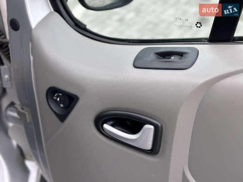 Мінівен Opel Vivaro 2013 в Чернівцях