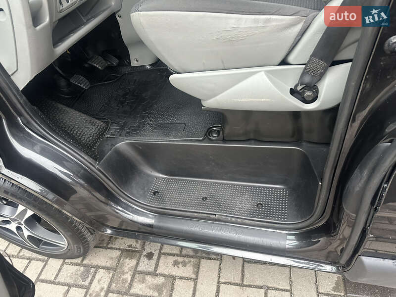 Грузовой фургон Opel Vivaro 2012 в Ровно