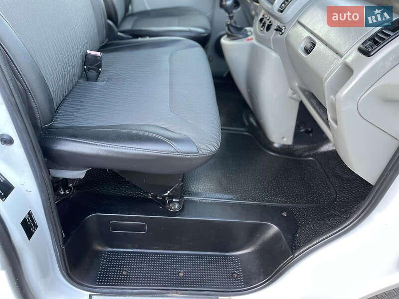 Минивэн Opel Vivaro 2006 в Староконстантинове