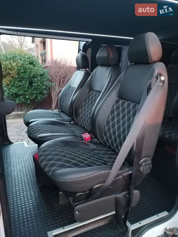 Мінівен Opel Vivaro 2015 в Нересниці