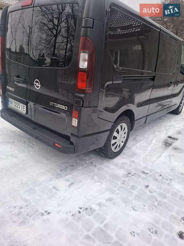 Вантажопасажирський фургон Opel Vivaro 2015 в Рівному