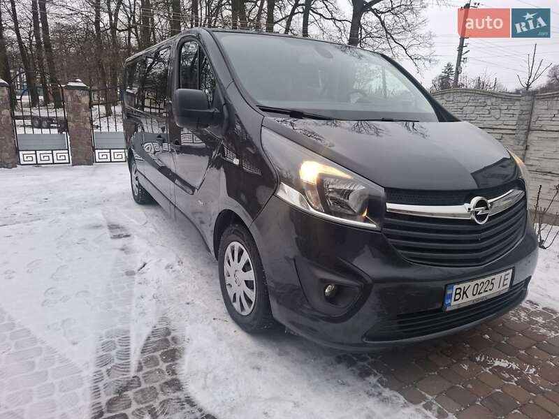Вантажопасажирський фургон Opel Vivaro 2015 в Рівному
