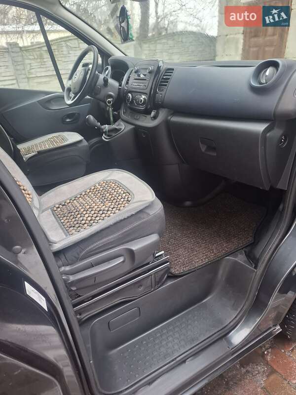 Вантажопасажирський фургон Opel Vivaro 2015 в Рівному