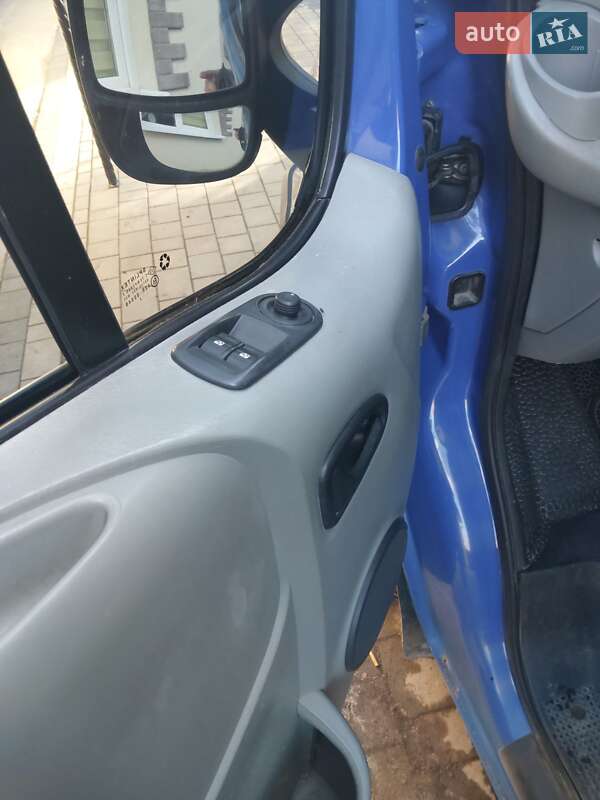 Вантажний фургон Opel Vivaro 2002 в Іллінцях