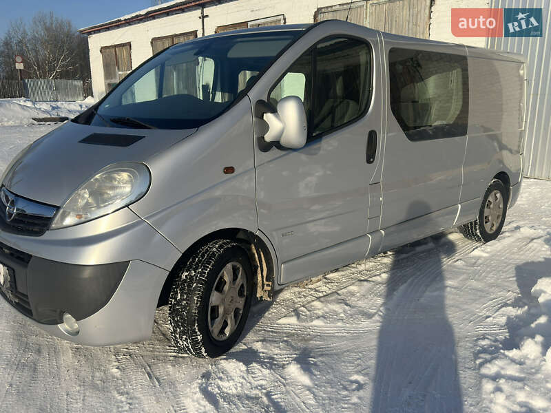 Грузопассажирский фургон Opel Vivaro 2011 в Олевске