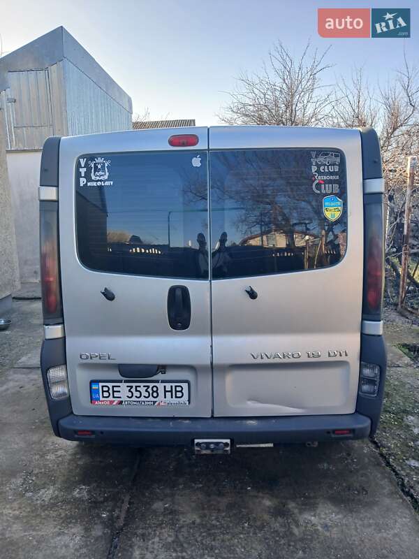 Грузопассажирский фургон Opel Vivaro 2003 в Николаеве