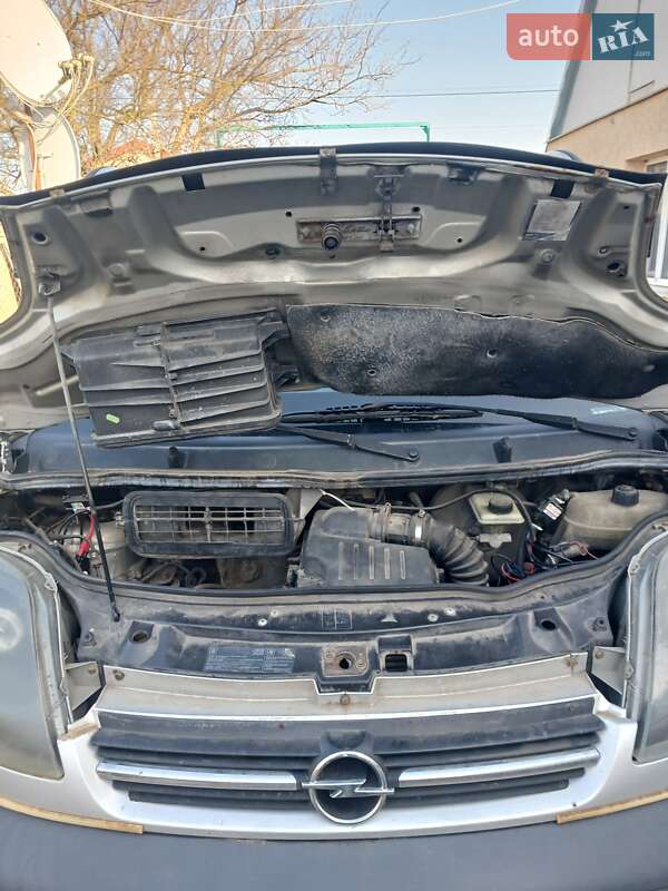 Грузопассажирский фургон Opel Vivaro 2003 в Николаеве