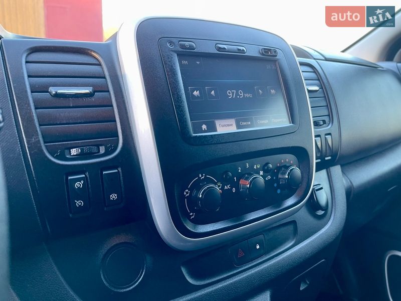 Грузопассажирский фургон Opel Vivaro 2015 в Млинове