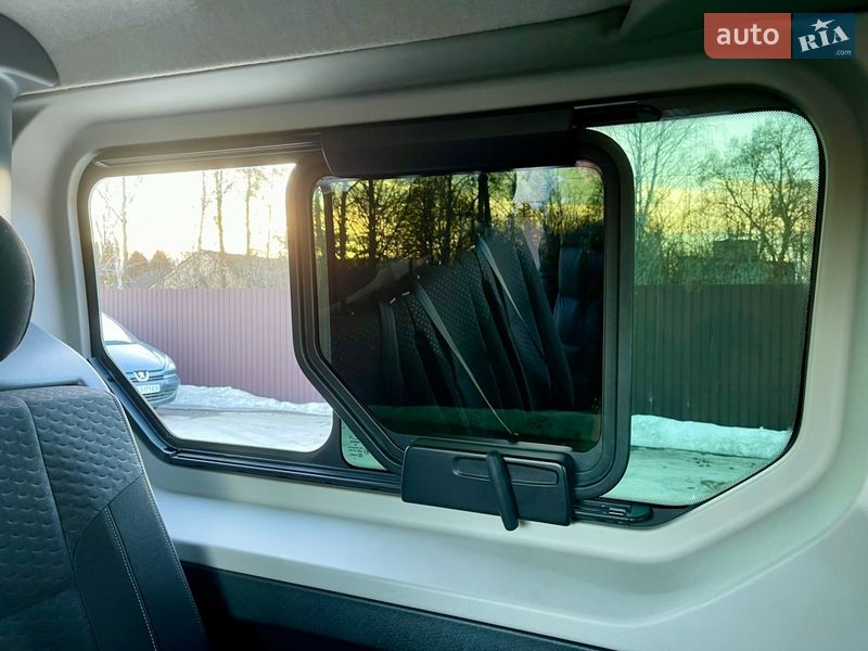 Грузопассажирский фургон Opel Vivaro 2015 в Млинове