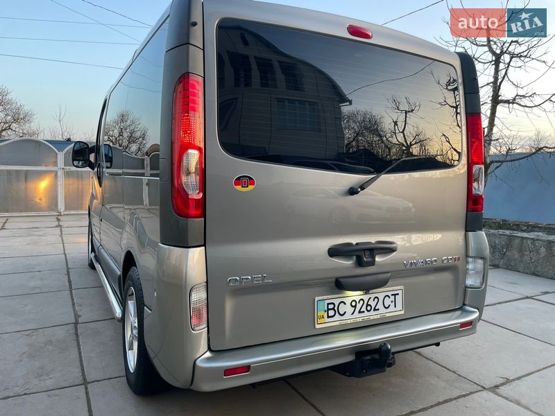 Минивэн Opel Vivaro 2010 в Хотине