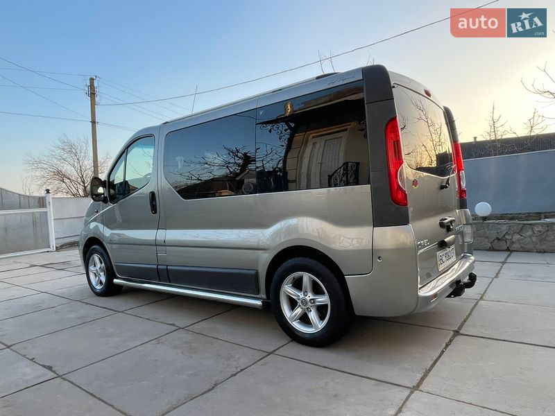 Минивэн Opel Vivaro 2010 в Хотине