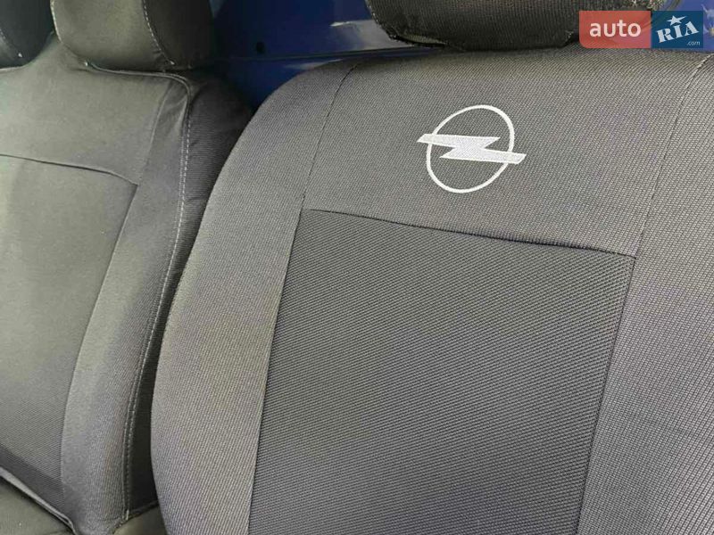 Вантажний фургон Opel Vivaro 2005 в Івано-Франківську