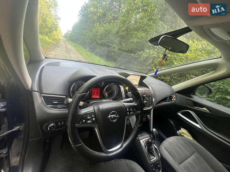 Минивэн Opel Zafira Tourer 2012 в Цумани