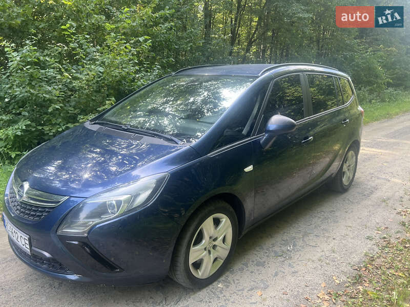 Минивэн Opel Zafira Tourer 2012 в Цумани
