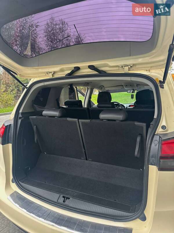 Минивэн Opel Zafira Tourer 2012 в Новояворовске