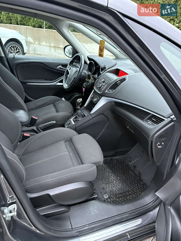 Минивэн Opel Zafira Tourer 2012 в Ровно